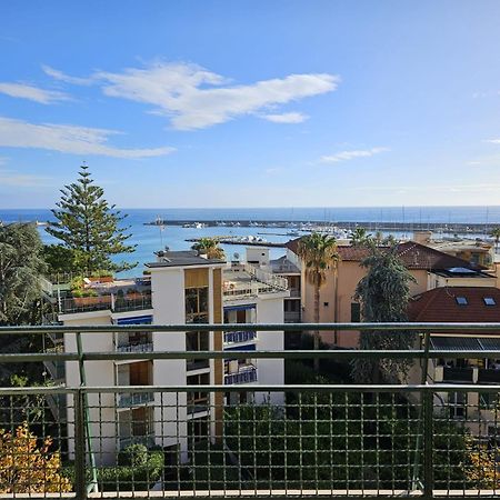 Апартаменты La Baia Nel Porto Санремо Экстерьер фото